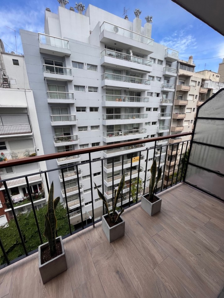 3 AMBIENTES A LA CALLE CON BALCON. TOTALMENTE RECICLADO.