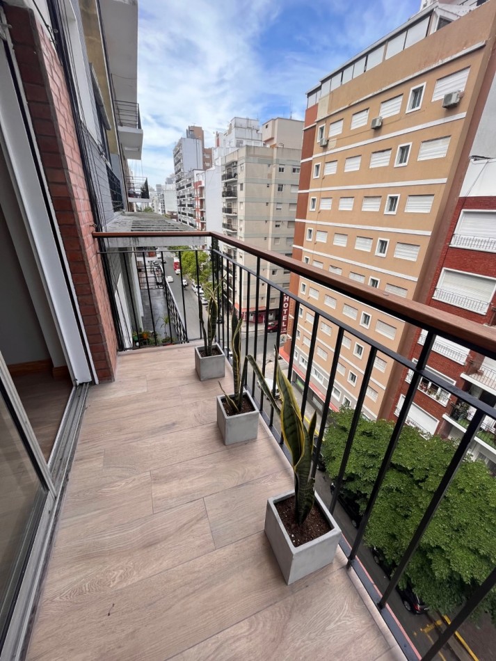 3 AMBIENTES A LA CALLE CON BALCON. TOTALMENTE RECICLADO.