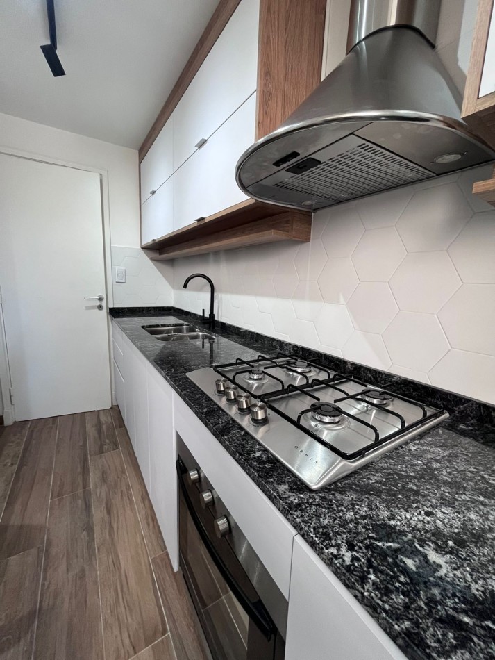 DEPARTAMENTO 2 AMBIENTES TOTALMENTE RECICLADO A LA CALLE CON BALCON