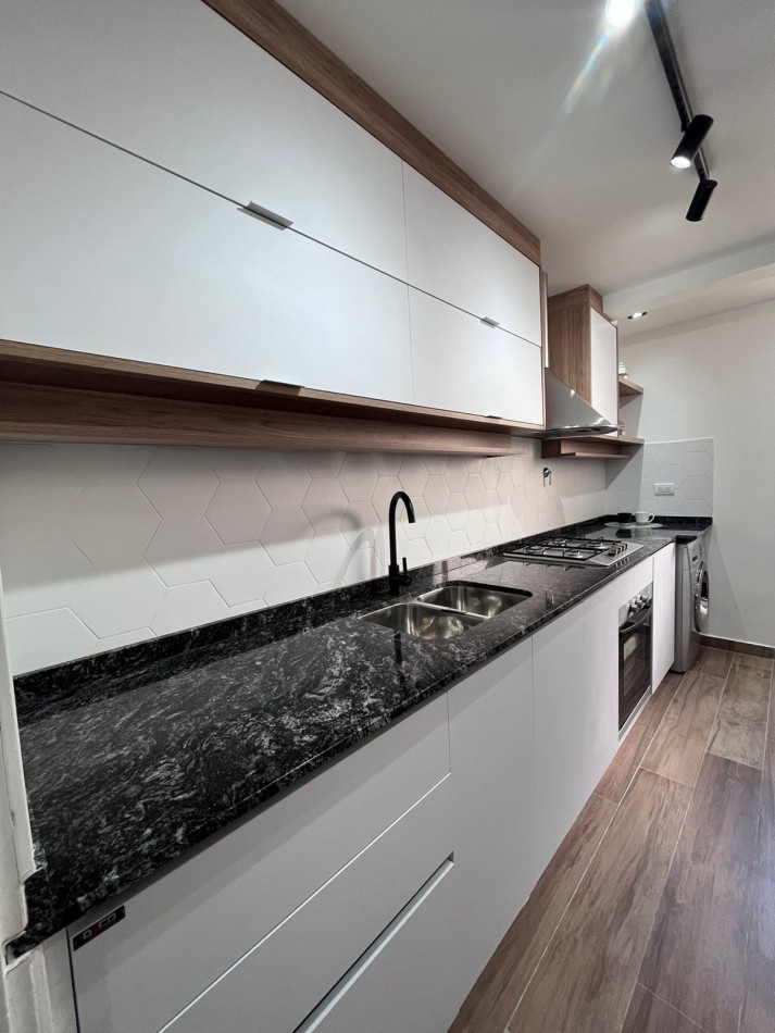 DEPARTAMENTO 2 AMBIENTES TOTALMENTE RECICLADO A LA CALLE CON BALCON