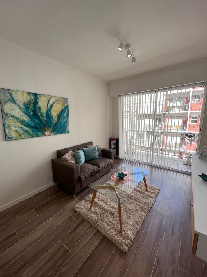 DEPARTAMENTO 2 AMBIENTES TOTALMENTE RECICLADO A LA CALLE CON BALCON