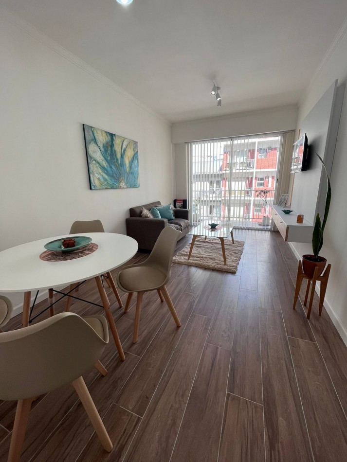 DEPARTAMENTO 2 AMBIENTES TOTALMENTE RECICLADO A LA CALLE CON BALCON