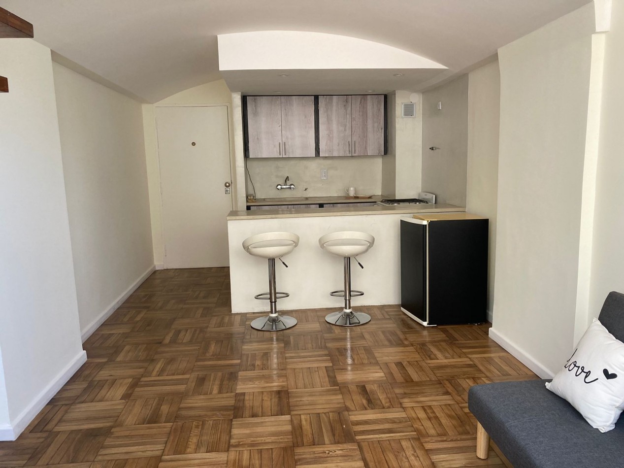 DEPTO. 2 AMBIENTES A LA CALLE EN DUPLEX