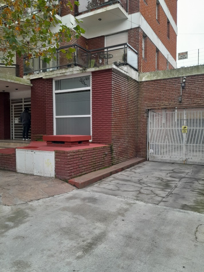 DEPARTAMENTO EN ALQUILER TRES AMBIENTES A LA CALLE CON 4 BALCONES CON COCHERA CUBIERTA