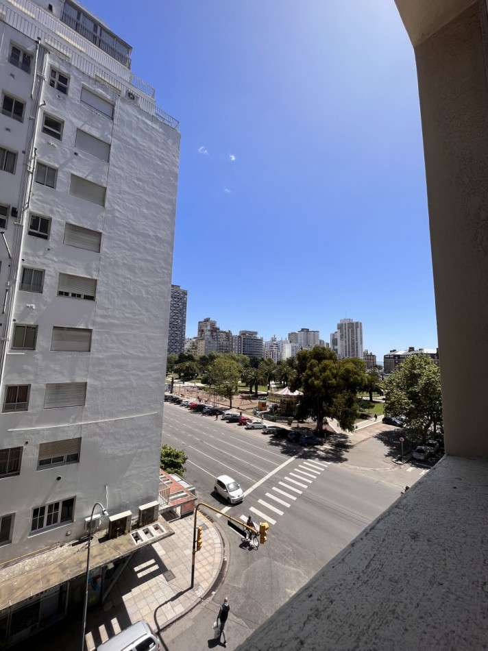 ESPECTACULAR DEPTO DE CATEGORIA 3 AMBIENTES CON BALCON Y VISTA A LA PLAZA COLON. EQUINA 1 DE SOL.