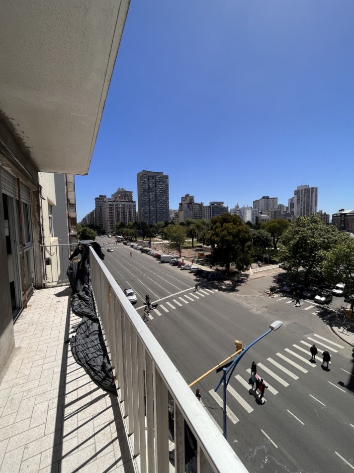ESPECTACULAR DEPTO DE CATEGORIA 3 AMBIENTES CON BALCON Y VISTA A LA PLAZA COLON. EQUINA 1 DE SOL.