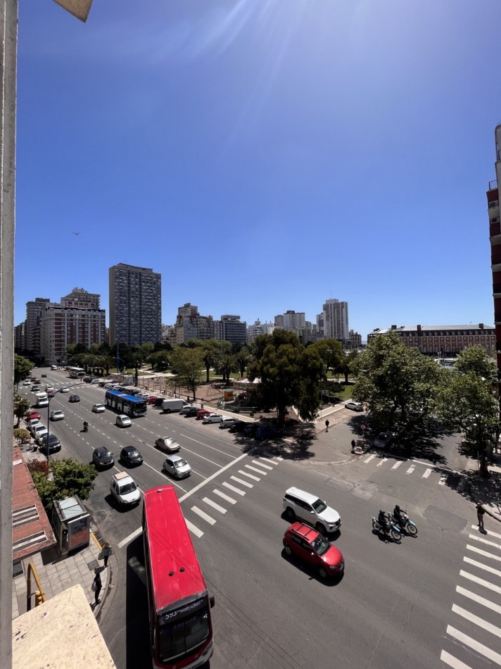 ESPECTACULAR DEPTO DE CATEGORIA 3 AMBIENTES CON BALCON Y VISTA A LA PLAZA COLON. EQUINA 1 DE SOL.