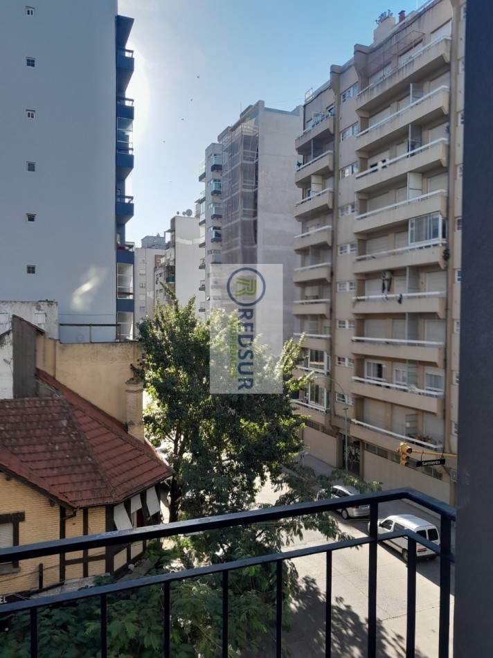 AMBIENTE A LA CALLE CON BALCON SALIENTE