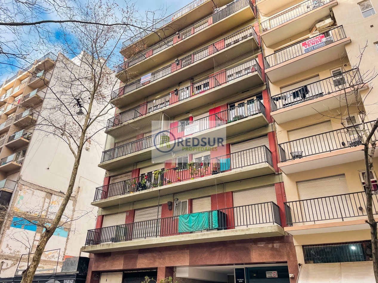 AMBIENTE Y MEDIO A LA CALLE CON BALCON Y COCHERA