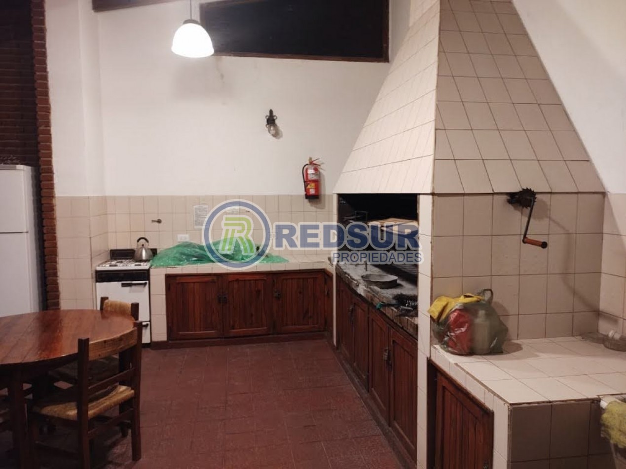 HERMOSO DEPARTAMENTO DE 4 AMBIENTES CON DEPENDENCIA Y CON COCHERA