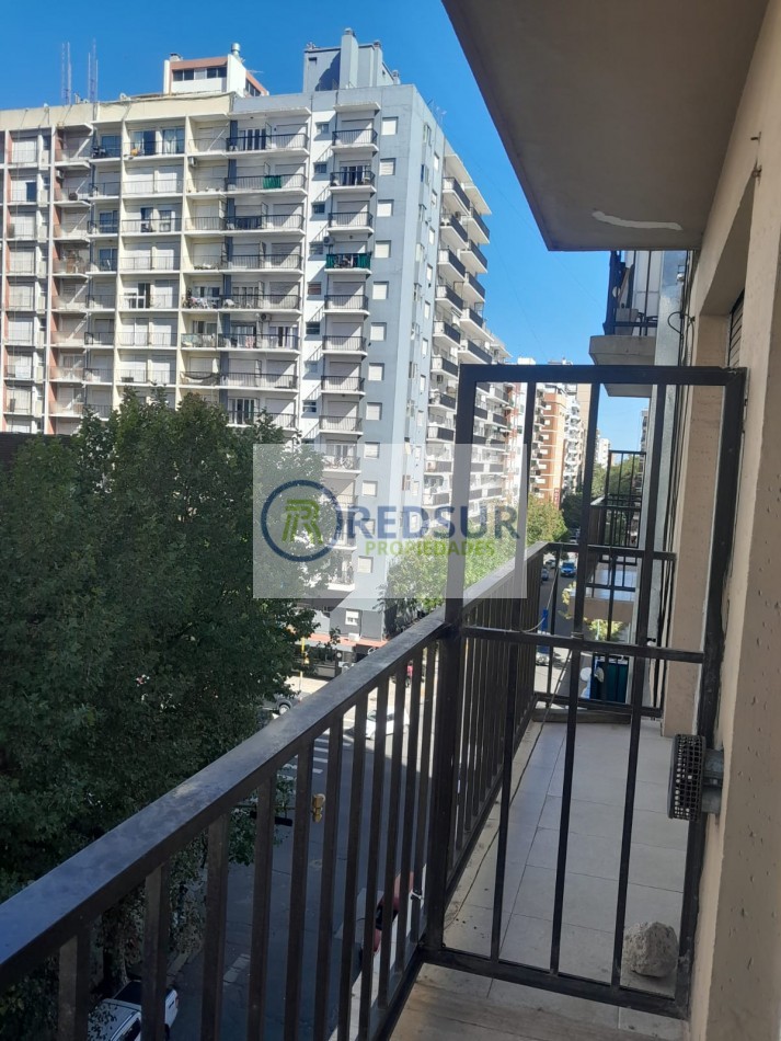 Dos ambientes reciclado a la calle con balcon 