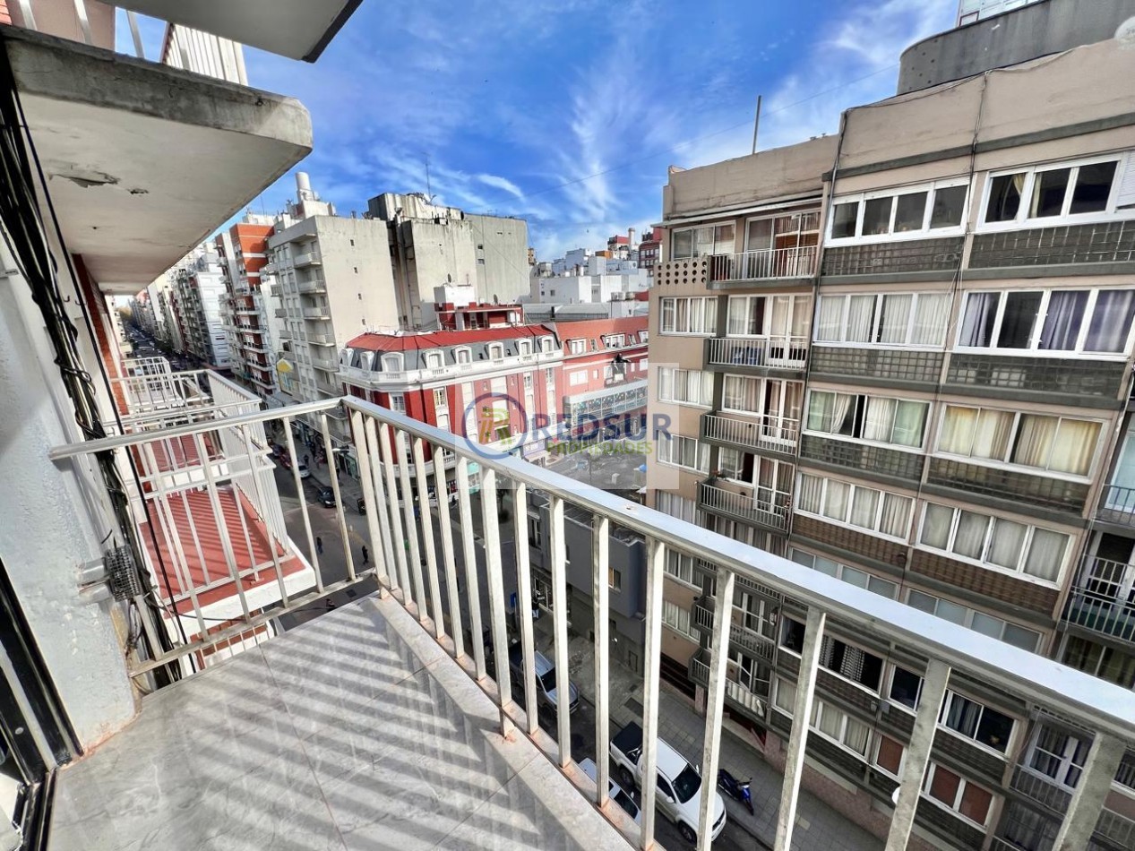 2 amb a la calle con balcon 