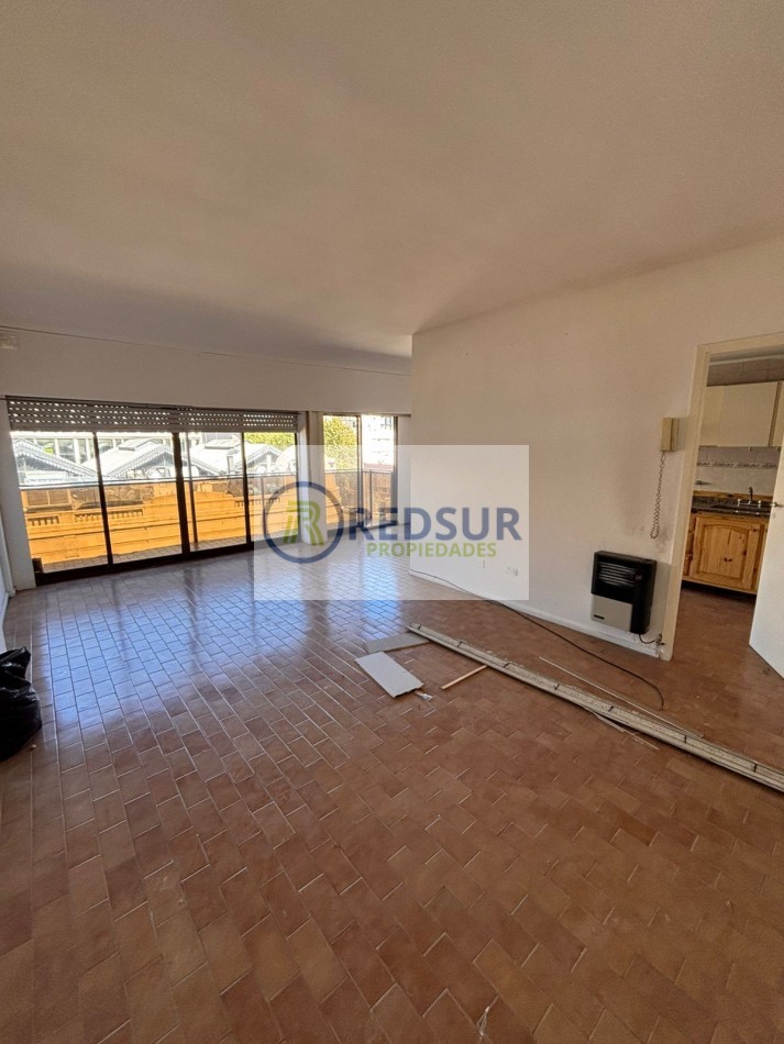 3 amb a la calle con balcon saliente 