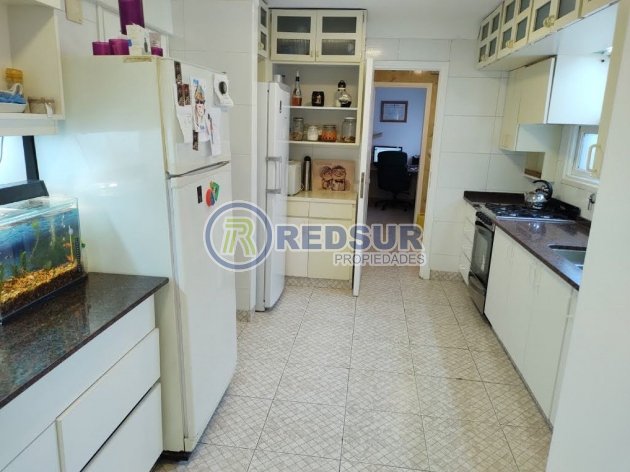 HERMOSO DEPARTAMENTO DE 4 AMBIENTES CON DEPENDENCIA Y CON COCHERA