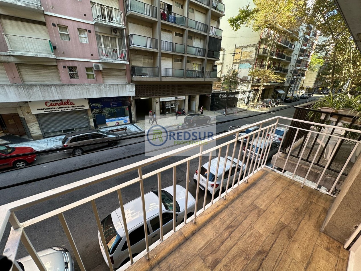 DOS AMBIENTES RECICLADO A LA CALLE CON BALCON SALIENTE 