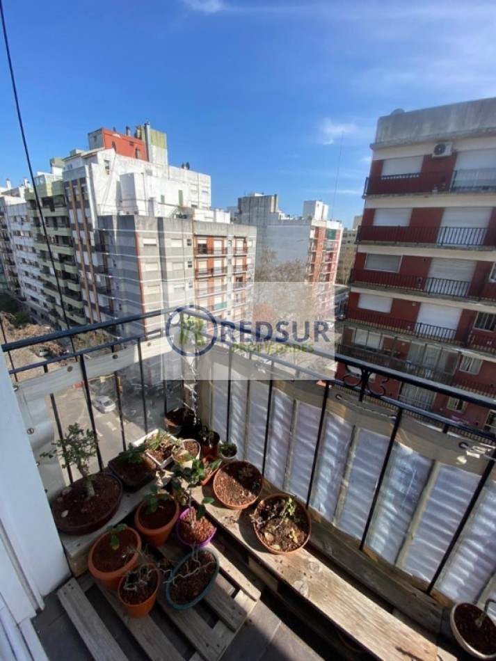 Semipiso de 3 ambientes a la calle con balcon corrido.  