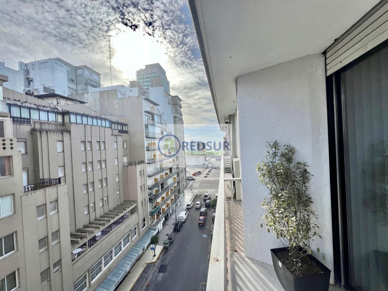 2 amb a la calle con balcon 