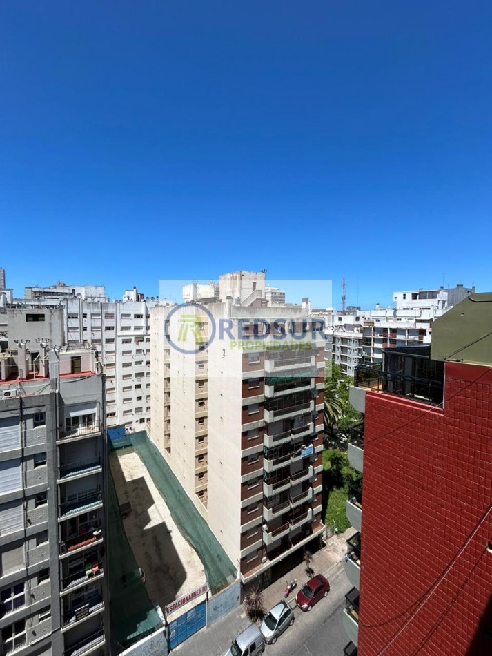 DEPARTAMENTO DE 2 AMBIENTES CON DEPENDENCIA DE SERVICIO, A LA CALLE CON BALCON FRANCES.