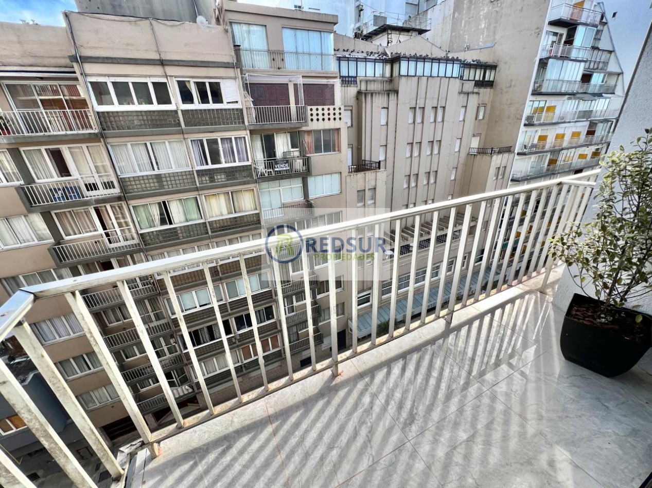 2 amb a la calle con balcon 