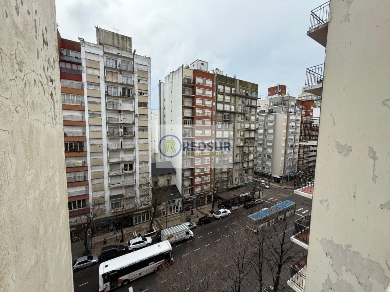 3 amb a la calle con balcon 