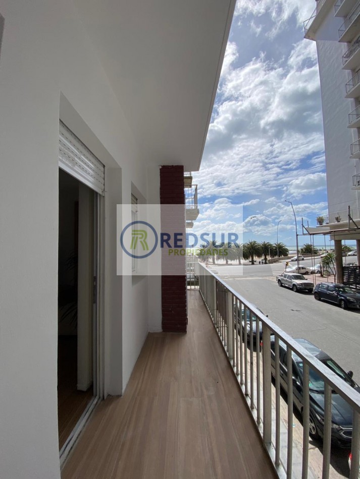 3 amb a la calle con balcon saliente 