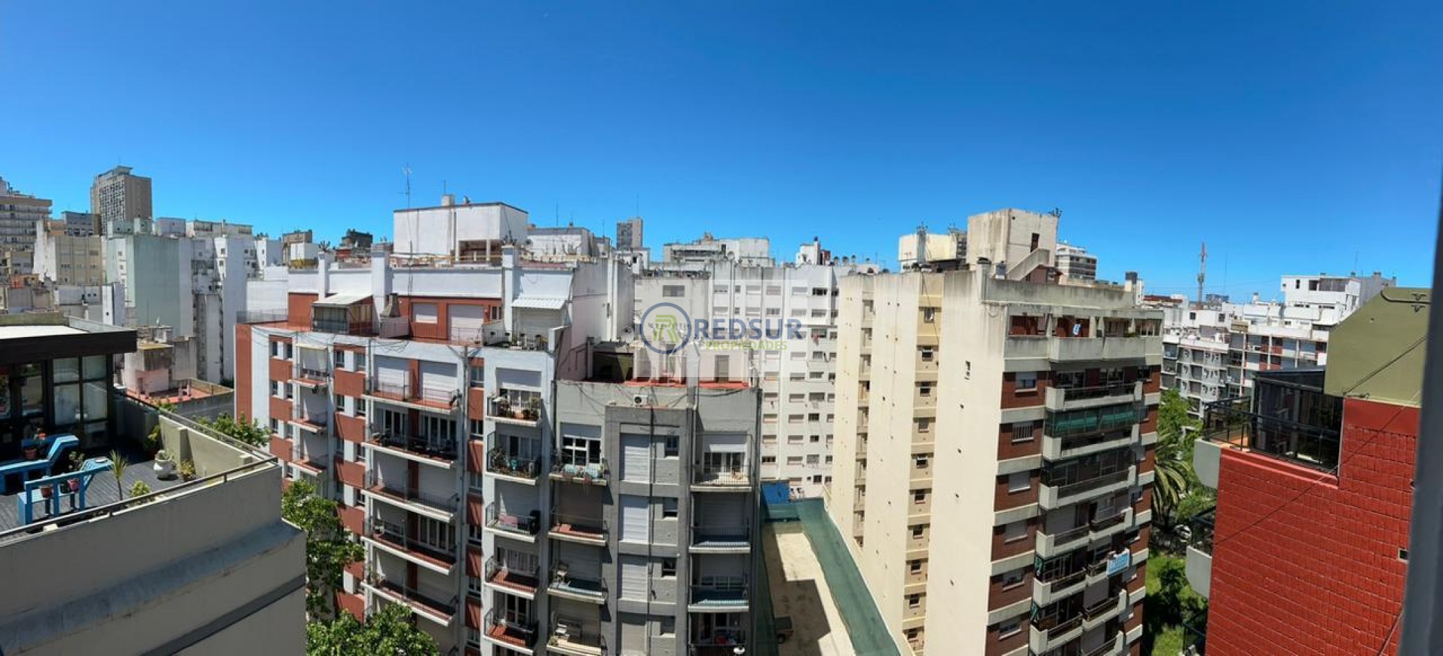 DEPARTAMENTO DE 2 AMBIENTES CON DEPENDENCIA DE SERVICIO, A LA CALLE CON BALCON FRANCES.