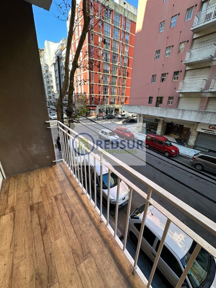 DOS AMBIENTES RECICLADO A LA CALLE CON BALCON SALIENTE 