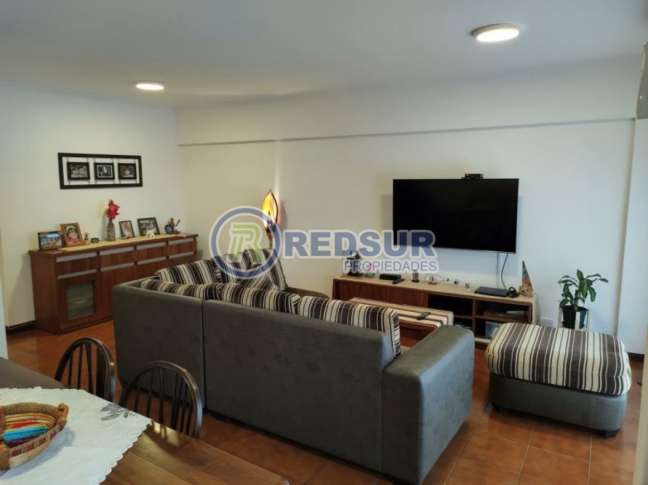 HERMOSO DEPARTAMENTO DE 4 AMBIENTES CON DEPENDENCIA Y CON COCHERA