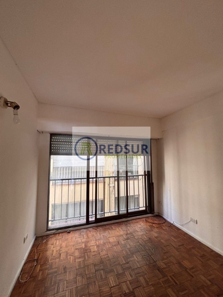 3 amb a la calle con balcon saliente 