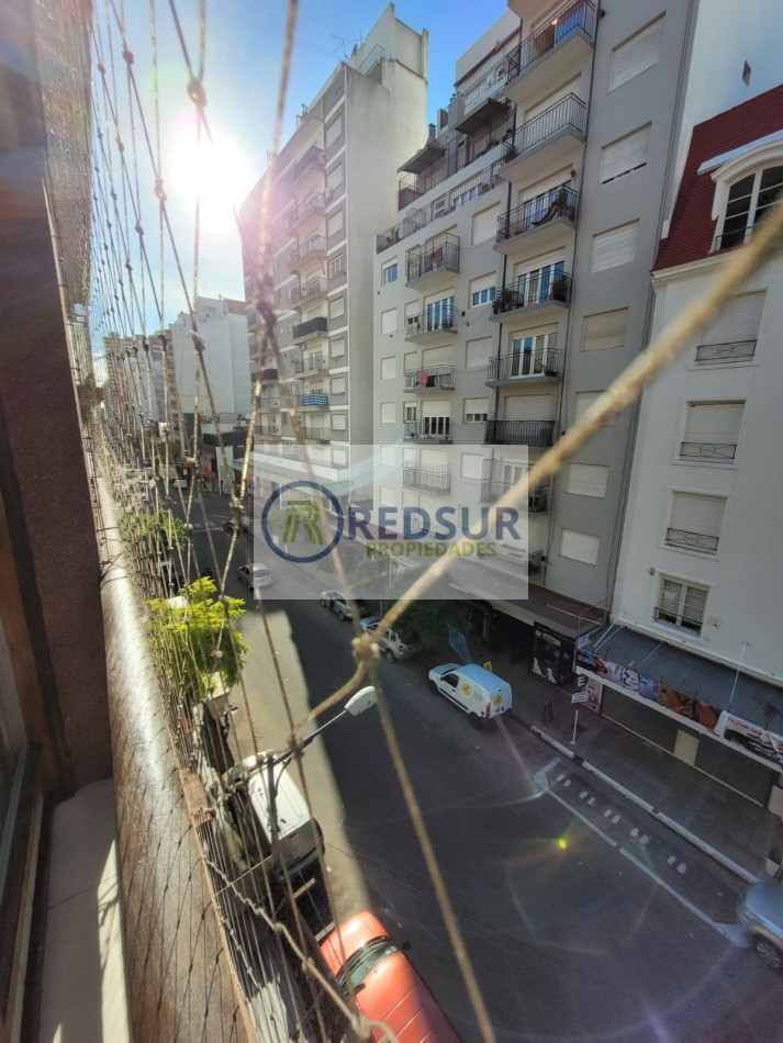 AMBIENTE Y MEDIO A LA CALLE CON BALCON