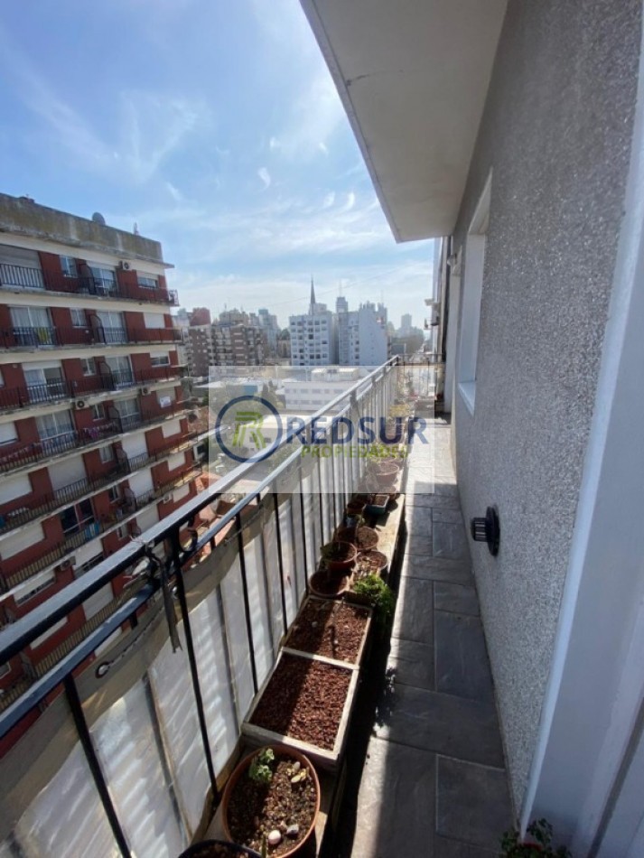 Semipiso de 3 ambientes a la calle con balcon corrido.  