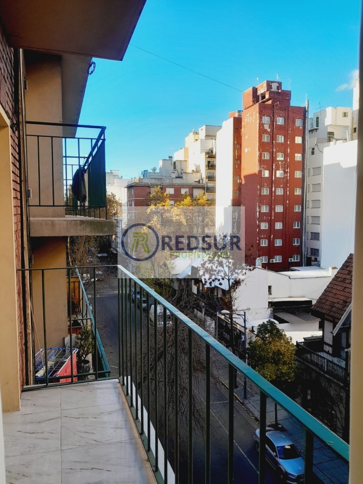 Dos ambientes reciclado a la calle con balcon 