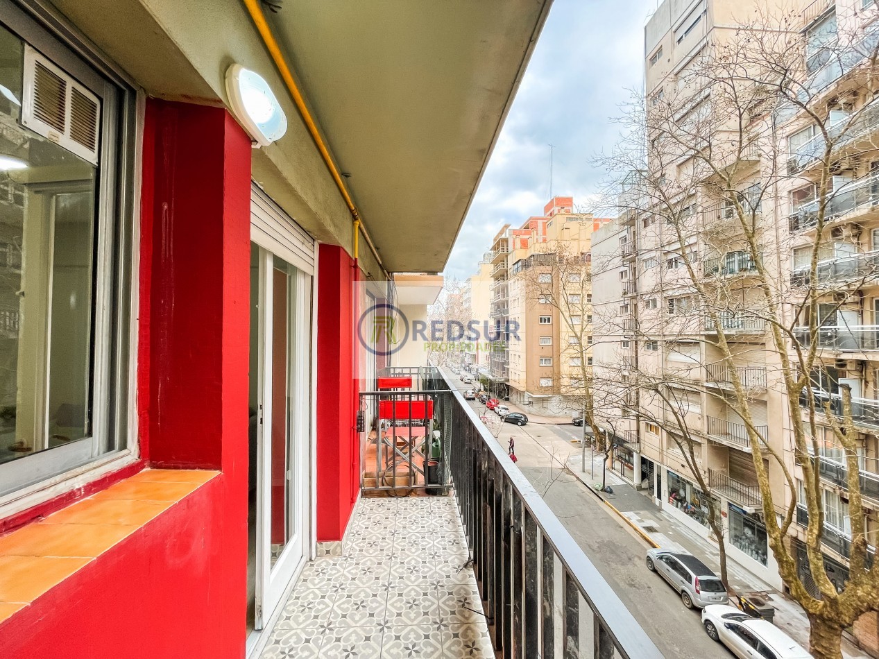 AMBIENTE Y MEDIO A LA CALLE CON BALCON Y COCHERA