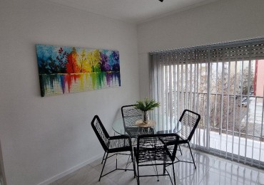 Venta depto 2 ambientes a la calle con balcon. Reciclado y Totalmente luminoso.