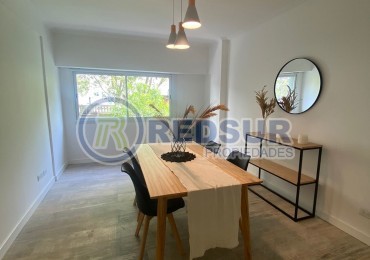 Departamento 3 ambientes con balcon corrido y terraza privada. Totalmente reciclado.