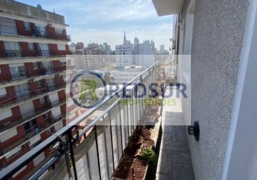 Semipiso de 3 ambientes a la calle con balcon corrido.  